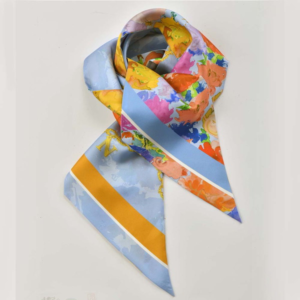 [ハナト] カーネーション柄シルク剣先スカーフ サックスブルー(71)