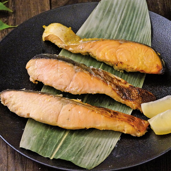 羅臼産酒粕とお味噌で漬けた秋鮭の漬魚