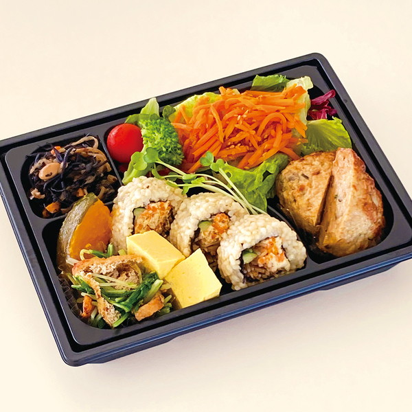 [日本のさらだ いとはん] 400kcal以下 玄米ロールとつくねの彩り野菜弁当