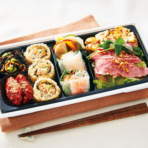 [RF1] 玄米ロール入り30品目のSalad bento