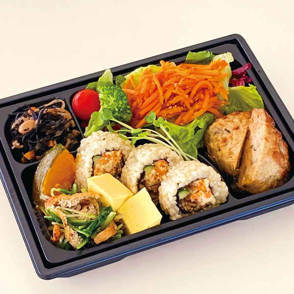 [日本のさらだ いとはん] 400kcal以下　玄米ロールとつくねの彩り野菜弁当