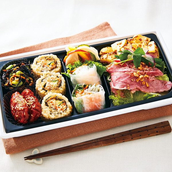 [RF1] 玄米ロール入り30品目のSalad bento