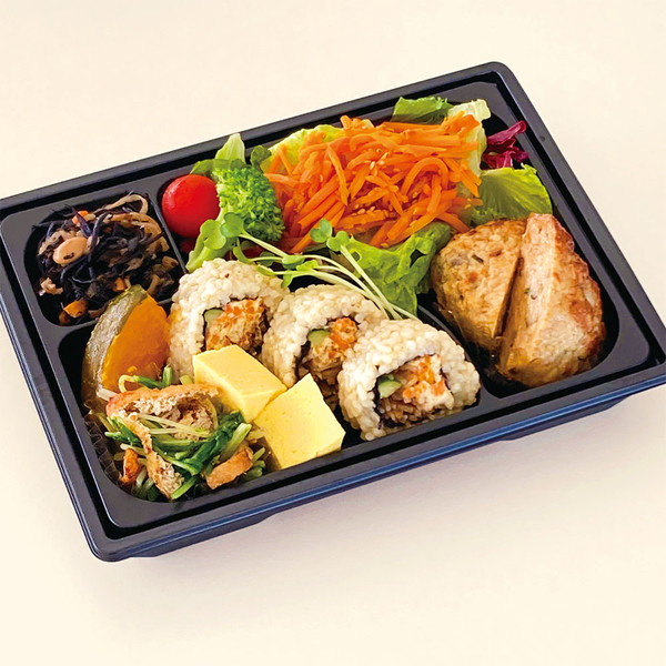 [日本のさらだ いとはん] 400kcal以下 玄米ロールとつくねの彩り野菜弁当